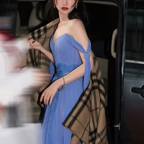 Burberry Wool Cape with Fringe Dark Tan NWT - Picture 6 of 6